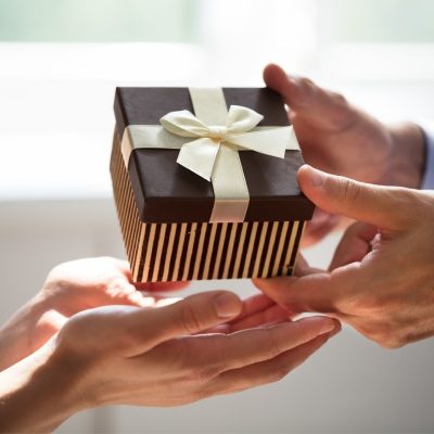 Lý do nên tặng quà khi chia tay đồng nghiệp