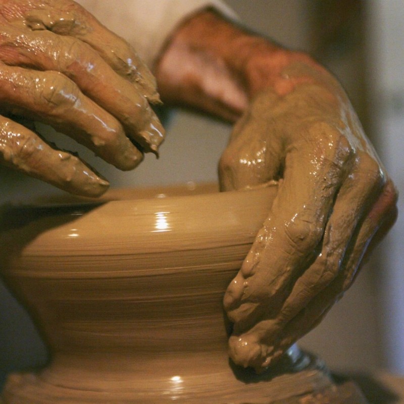 Những đặc trưng nổi bật của gốm truyền thống tại làng gốm là gì?
