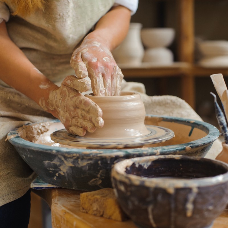 Quy trình sản xuất gốm truyền thống tại làng gốm như thế nào?